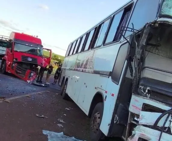 Acidente envolve caminhão e ônibus de Santo Ângelo, e deixa um ferido em Palmeira das Missões