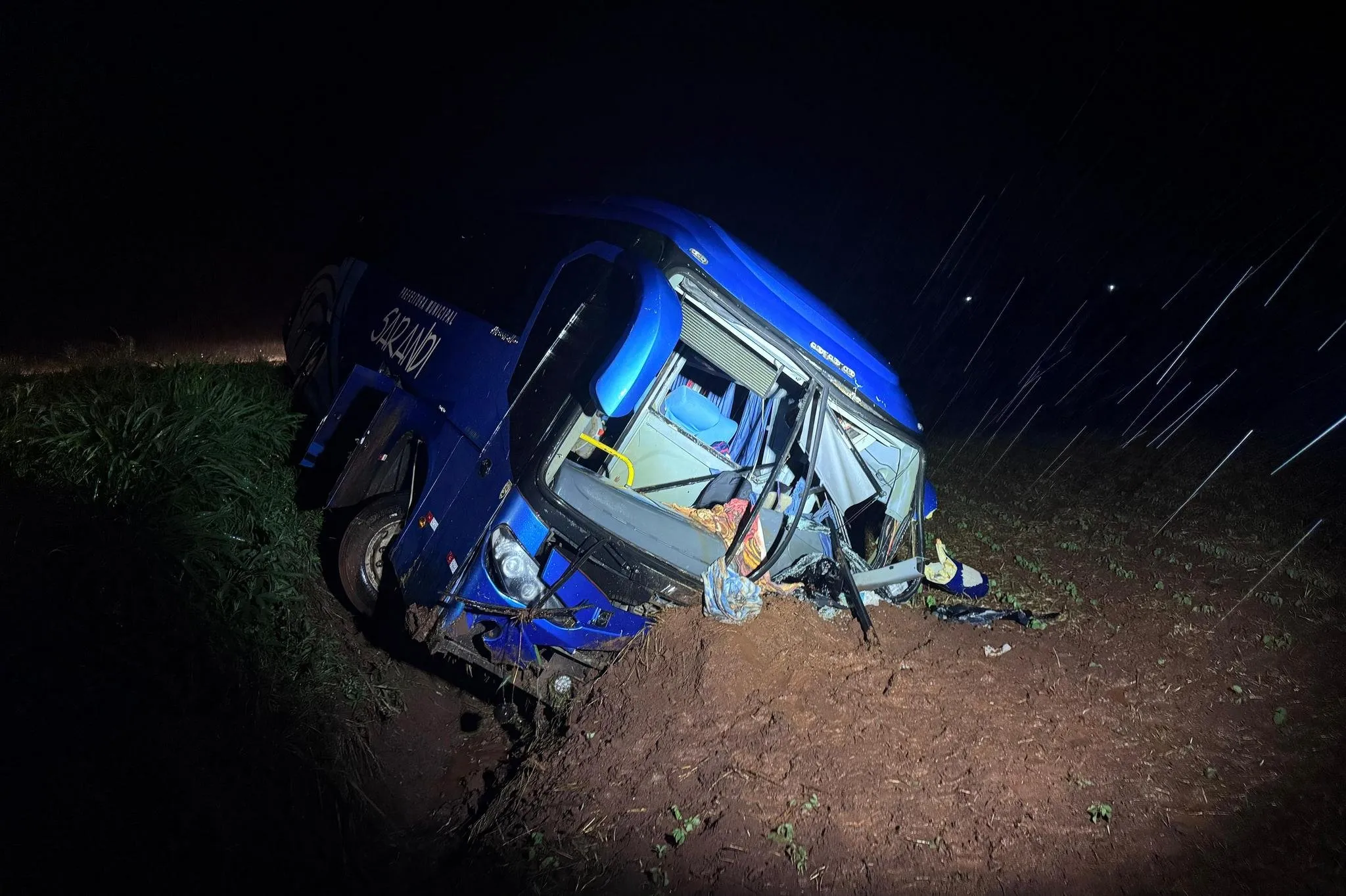 Acidente envolvendo ônibus que levava time de futsal sub-11 de Sarandi e caminhão deixa um morto e 24 feridos em Condor