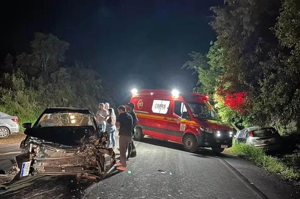 Acidente envolvendo três veículos deixa 14 feridos, em Sarandi