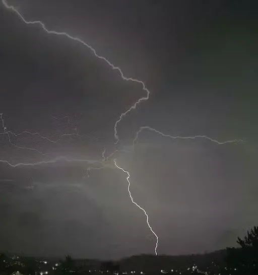 Observatórios registram mais de 1,5 mil raios durante tempestades no RS
