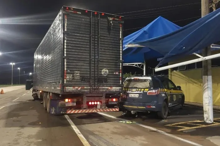 Motorista é preso após jogar caminhão contra base da PRF e dizer que ato foi por Bolsonaro