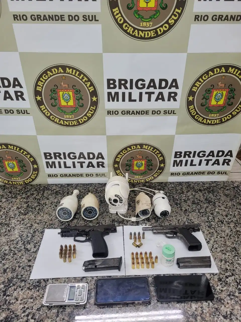 BM realiza prisão por posse irregular de arma e tráfico de drogas no bairro Neri Cavalheiro