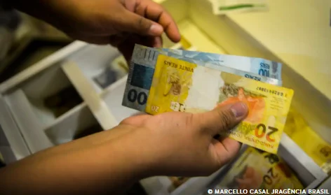 Aposentados e pensionistas do INSS podem consultar antecipação do 13º