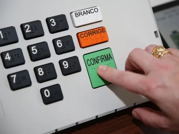 CCJ do Senado aprova fim da reeleição para cargos do Executivo