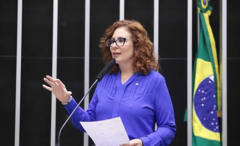 Carla Zambelli: Justiça italiana vê ‘grau máximo’ de risco de fuga e mantém deputada presa