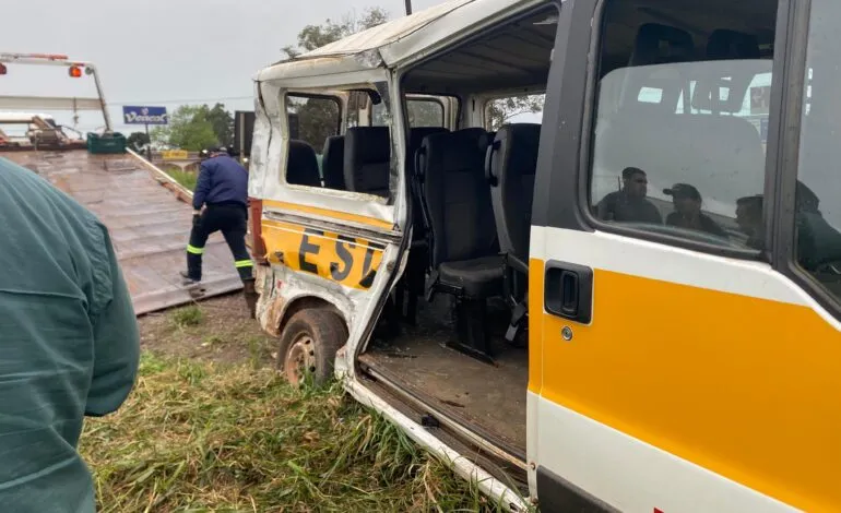 Acidente entre caminhão e van escolar deixa cinco estudantes feridos em Ijuí