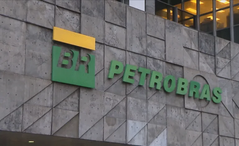 Petrobras reduz preço da gasolina em 4,9% para distribuidoras