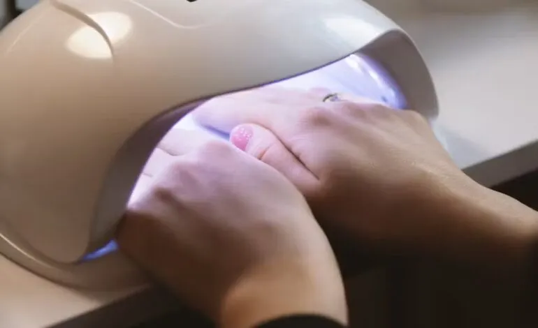 Anvisa segue União Europeia e decide proibir substâncias usadas em esmaltes em gel por risco de câncer e infertilidade