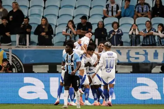 Grêmio perde para o Cruzeiro e fica a seis pontos do Z-4 do Brasileirão