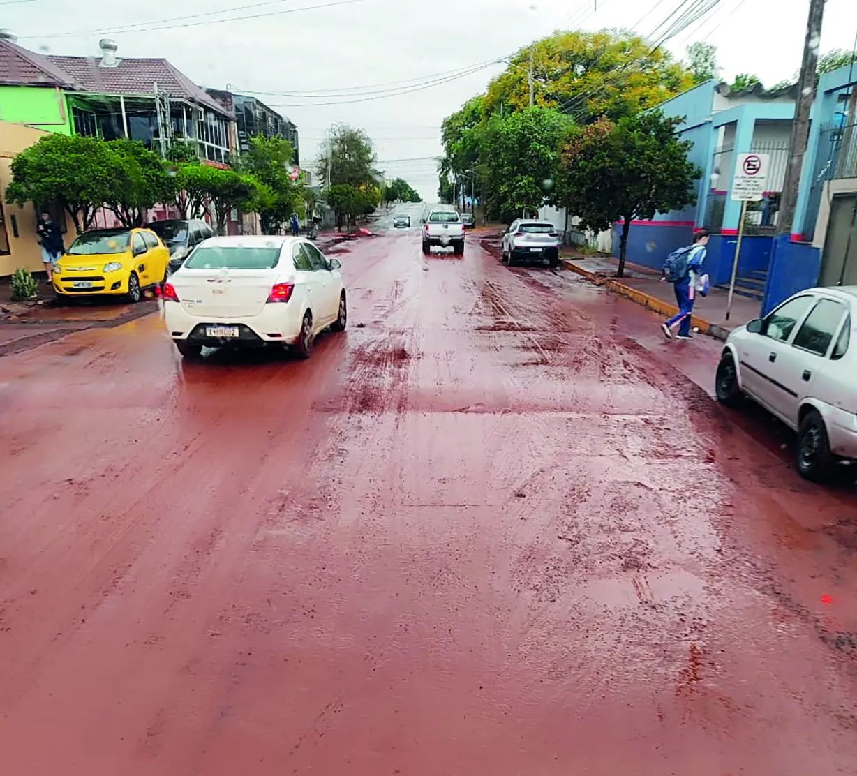 Lamaçal deixado pelas obras do esgotamento sanitário