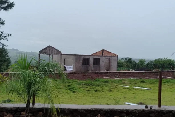 Ventos de quase 100 km/h causam destruição em 31 municípios do RS