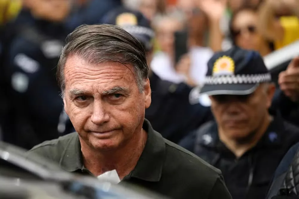 Moraes decreta cumprimento da pena de Bolsonaro
