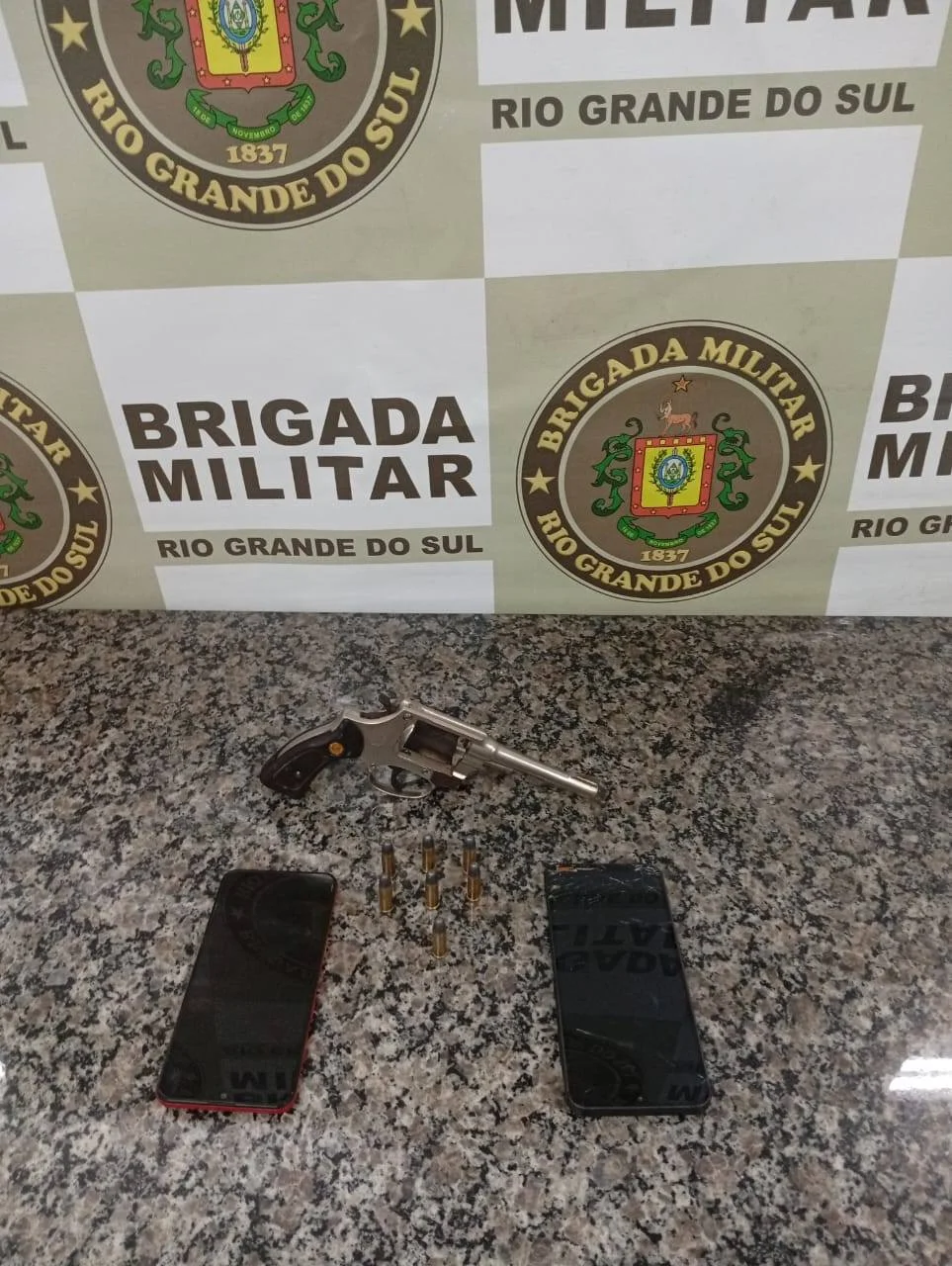 BM prende dois homens suspeitos de homicídio e porte ilegal de arma de fogo