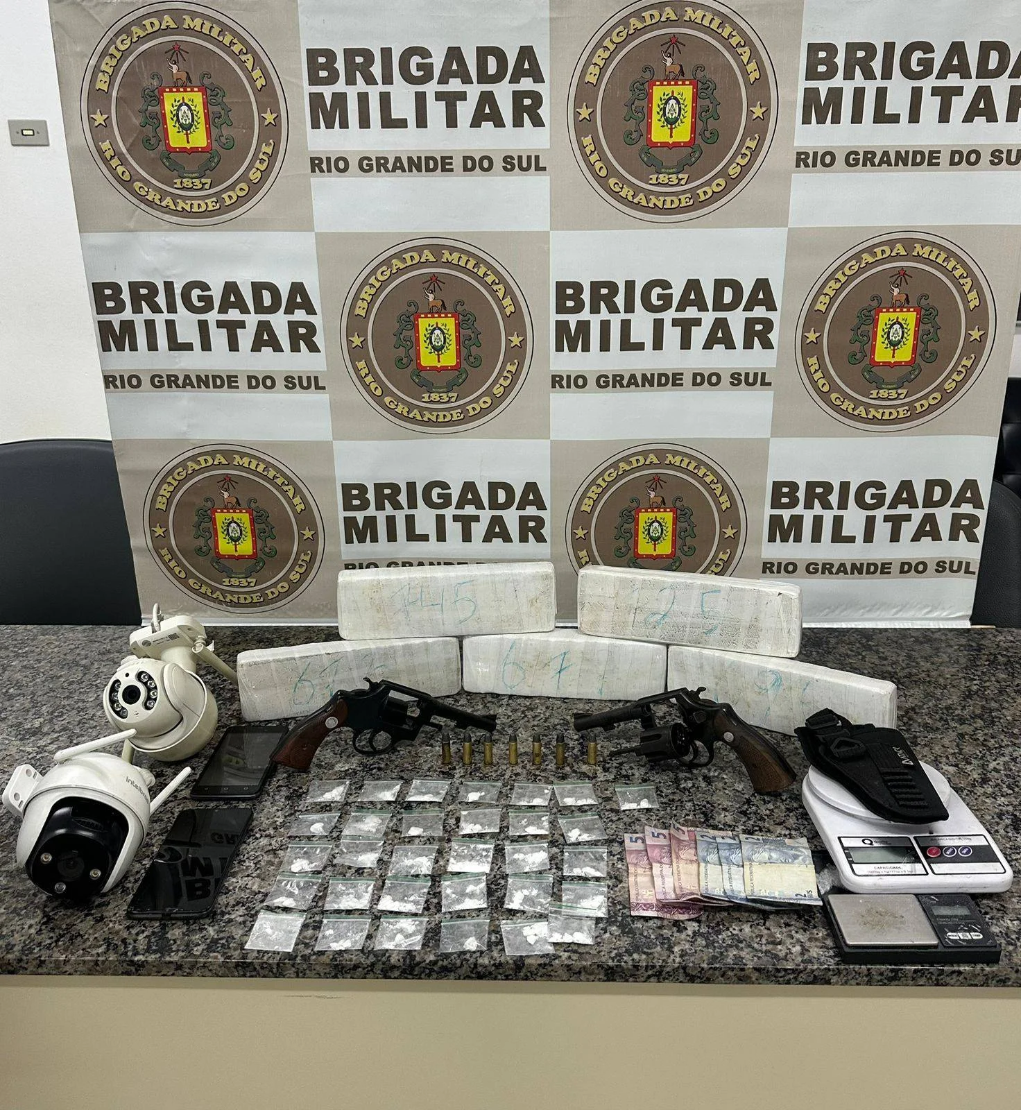 Brigada prende homem por tráfico de drogas e porte irregular de arma de fogo em Santo Ângelo