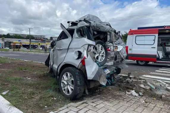 Cinco pessoas ficam feridas após colisão envolvendo caminhão e cinco carros na RS-453, em Caxias do Sul