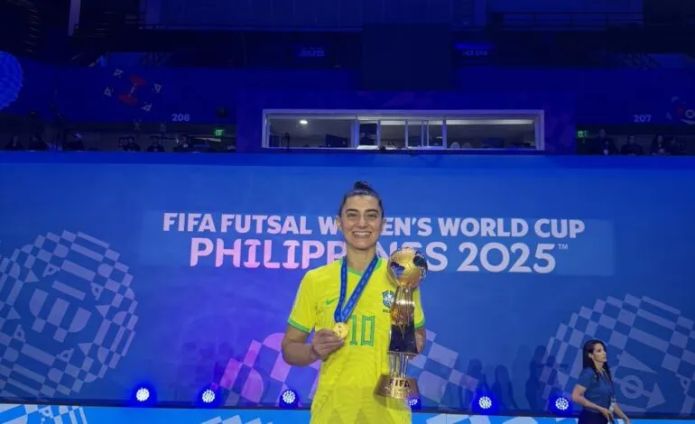 Santo-angelense Luciléia Renner Minuzzo é campeã mundial de Futsal pela Seleção Brasileira