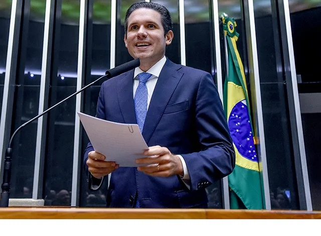 Hugo Motta pauta para hoje projeto que pode reduzir pena de Bolsonaro