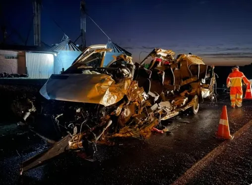 Acidente entre caminhão e micro-ônibus deixa cinco mortos e quatro feridos na BR-386, em Carazinho