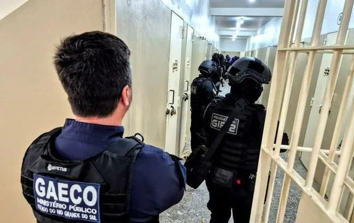 MP denuncia três policiais penais e 14 suspeitos por esquema de drogas e celulares em presídios; São Luiz Gonzaga e Ijuí estão entre os alvos