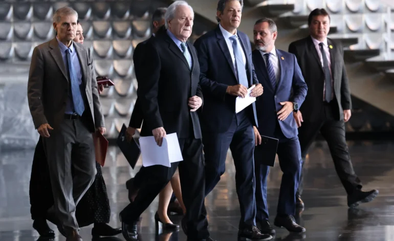 Lula retorna a Brasília e avalia mudanças em ministérios; Lewandowski e Haddad sinalizam saída