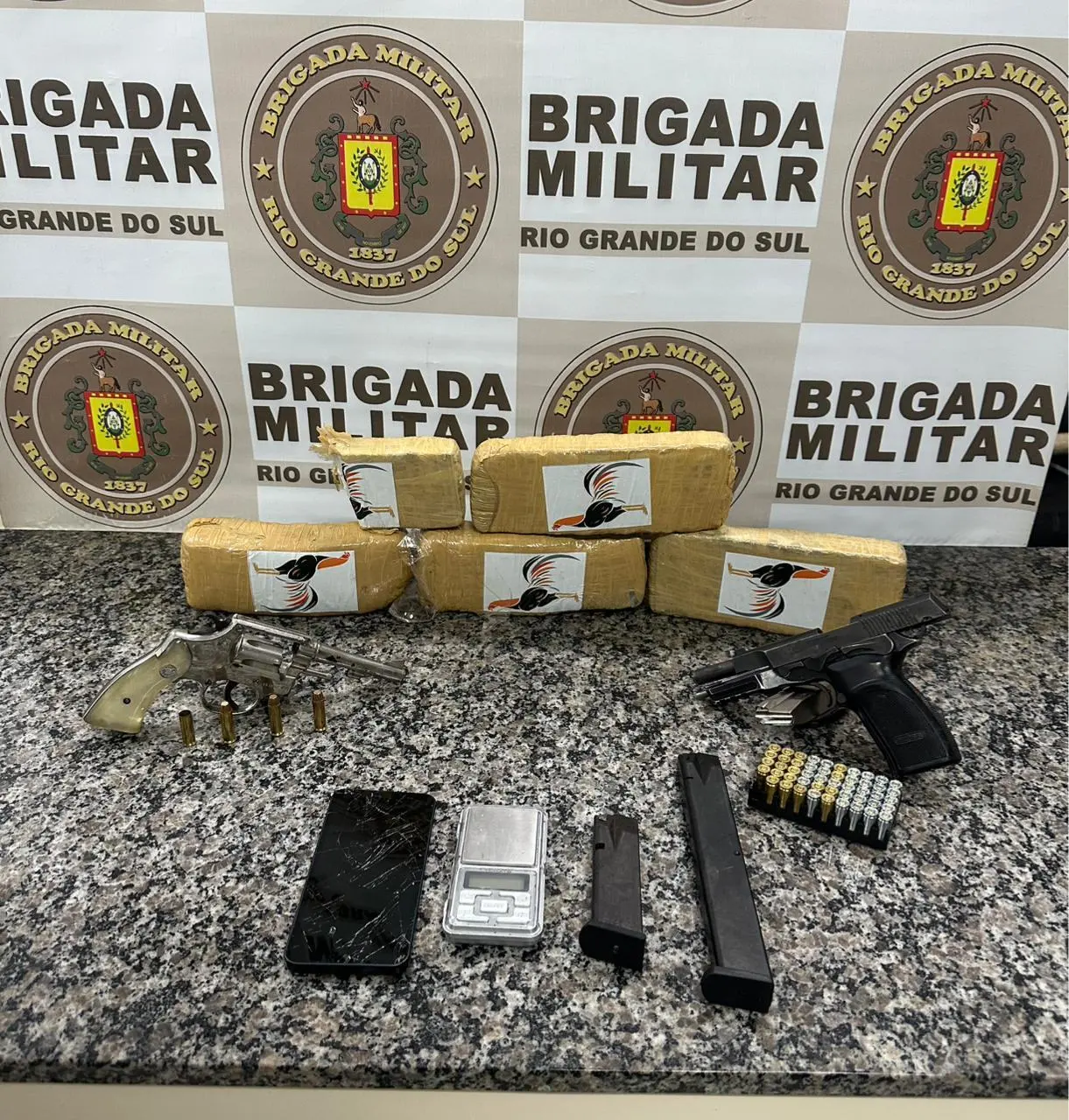 Brigada Militar prende dois por tráfico e porte ilegal de arma em Santo Ângelo