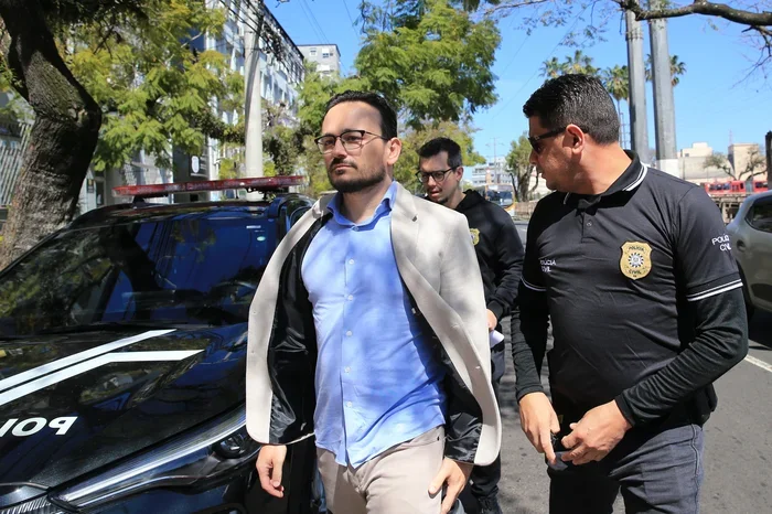 Justiça nega prisão de professor de Direito denunciado por estupro, cárcere privado e violência psicológica em Porto Alegre