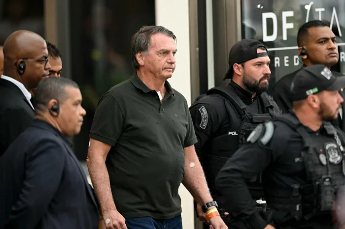 Bolsonaro apresenta melhora clínica, mas segue internado na UTI em Brasília