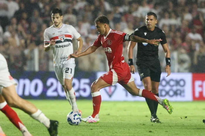 Inter busca primeira vitória contra o Santos na Vila Belmiro pelo Brasileirão