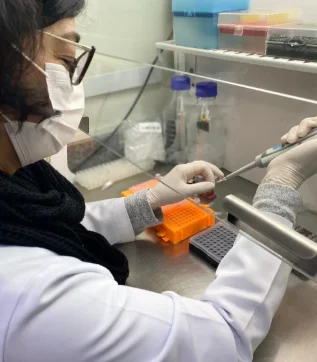 Exame de sangue em teste no Brasil pode ajudar a detectar câncer de mama