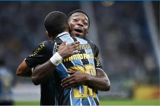 Com gol de Amuzu, Grêmio supera Riestra e vence a primeira na Sul-Americana