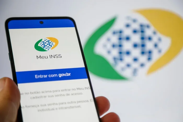 INSS começa a pagar 13º antecipado nesta sexta e envia avisos por WhatsApp