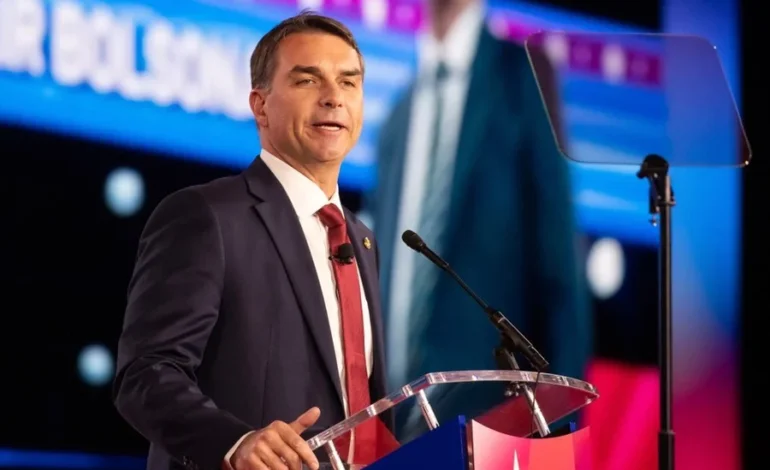 Flávio Bolsonaro cumpre agenda de dois dias no RS como pré-candidato