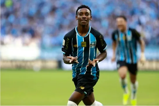 Grêmio vence o Coritiba e sobe na tabela do Brasileirão