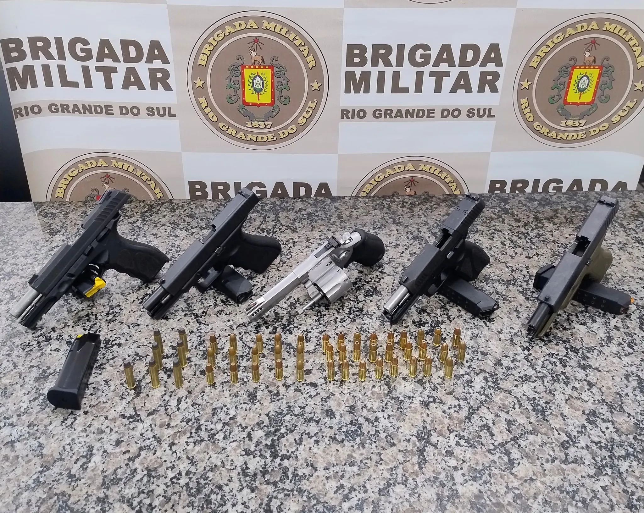 BM de Santo Ângelo realiza prisão de armas de uso restrito em Giruá