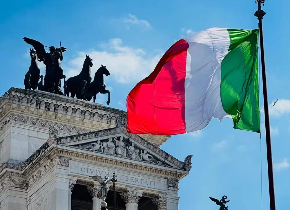 Decisão inédita da justiça italiana valida registro de criança com três pais legais