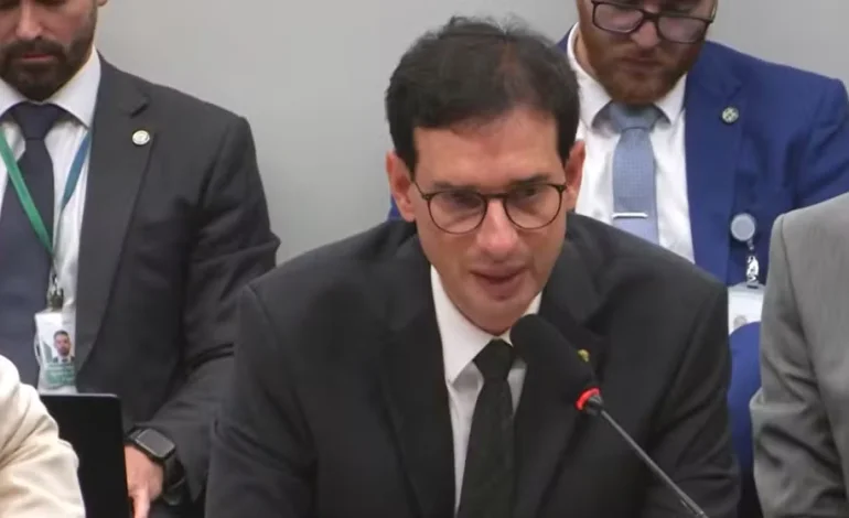 Comissão da Câmara aprova PEC que reduz jornada para 40 horas e prevê fim da escala 6×1