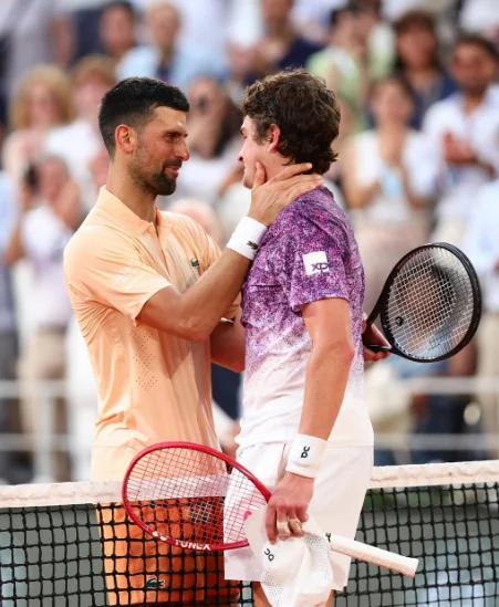 João Fonseca bate Djokovic de virada em maior vitória da carreira e vai às oitavas de Roland Garros