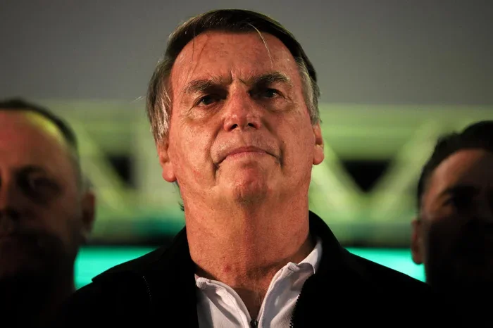 Moraes pede explicações à defesa de Bolsonaro após pistola ser apreendida com militar do Exército