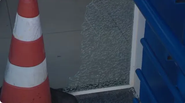 Mulher quebra vidro de escritório da Corsan em Passo Fundo; companhia diz que ela não é cliente