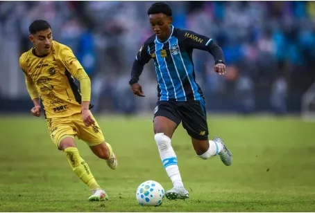 Em jogo truncado, Grêmio vence Cascavel de virada no primeiro teste da intertemporada