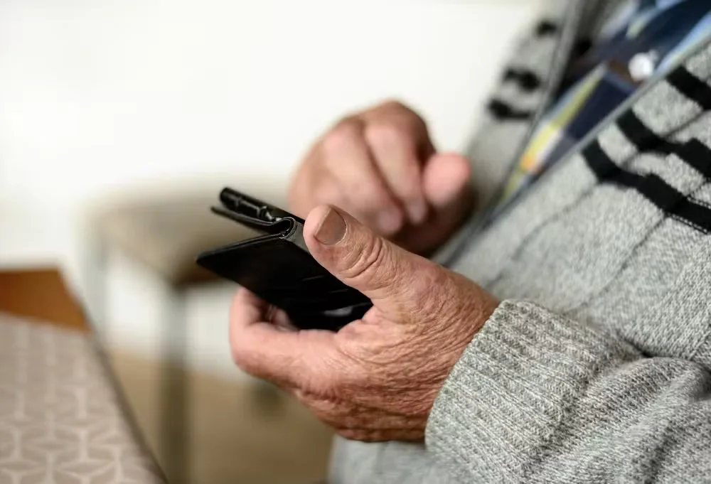 Uso da internet cresce entre idosos e atinge 90,5% da população brasileira