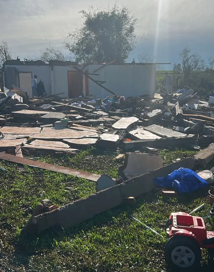Família precisou ser resgatada de escombros após tornado destruir casas em Giruá