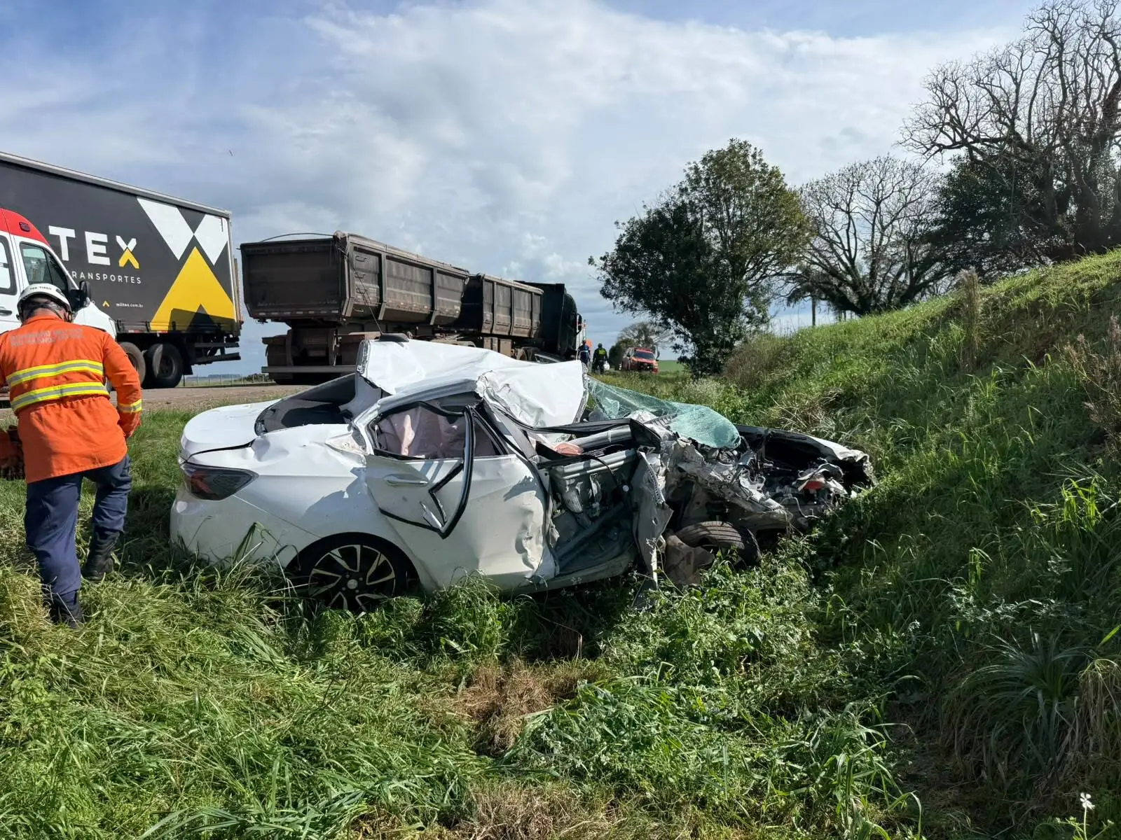 Mulher fica ferida após colisão frontal entre carro e carreta na RSC-377