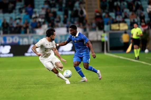 Grêmio vence a Chapecoense de virada e respira no Brasileirão antes do Gre-Nal 454