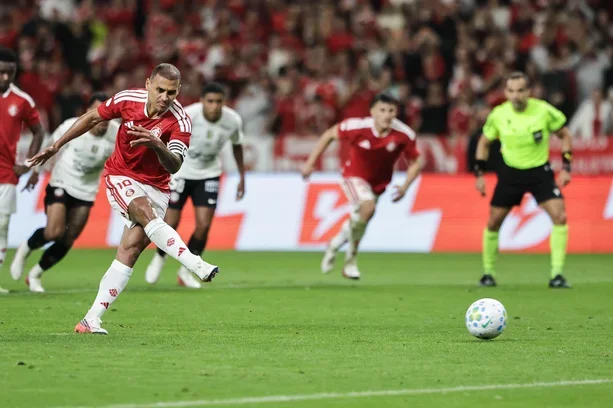 Inter vence o Corinthians por 2 a 0 e abre vantagem nas oitavas da Copa do Brasil