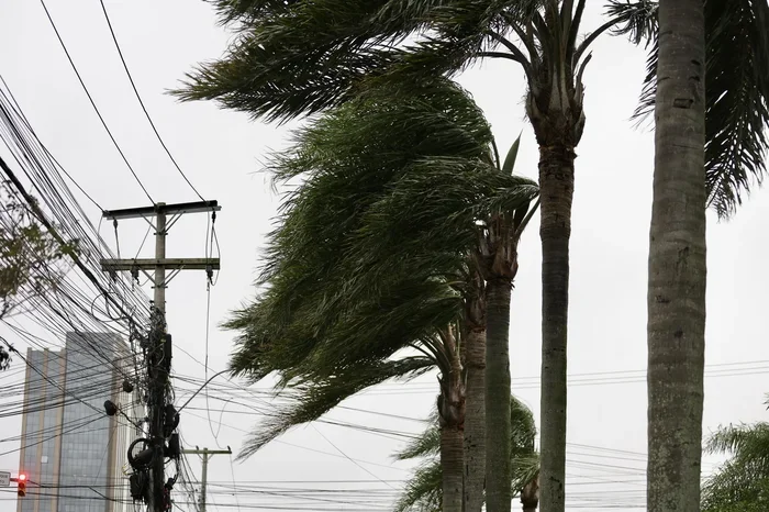 Ciclone extratropical deve atingir o RS com chuva forte e ventos de até 100 km/h