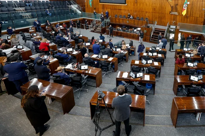 Assembleia Legislativa derruba veto de Leite e aprova fim da taxa de licenciamento de veículos no RS
