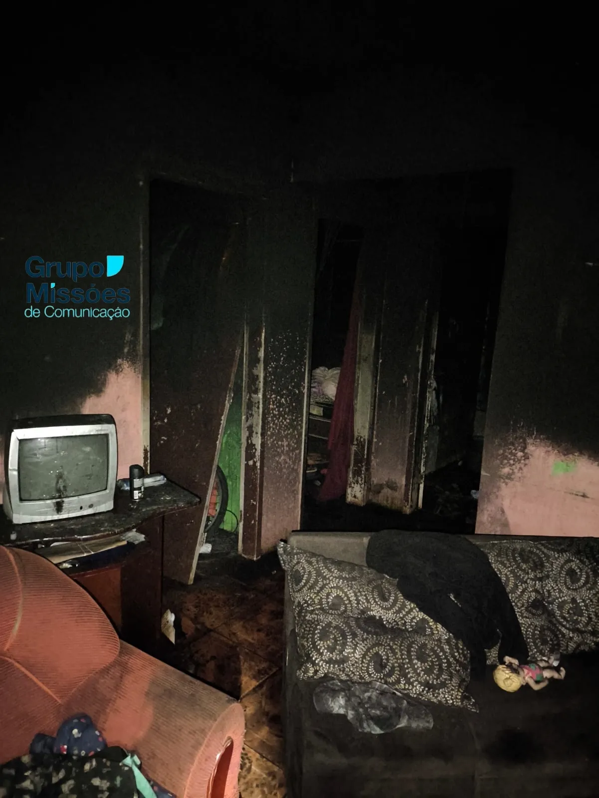 Meninas de 5 e 10 anos seguem internadas em UTIs após incêndio que matou mãe e filho em Santo Ângelo