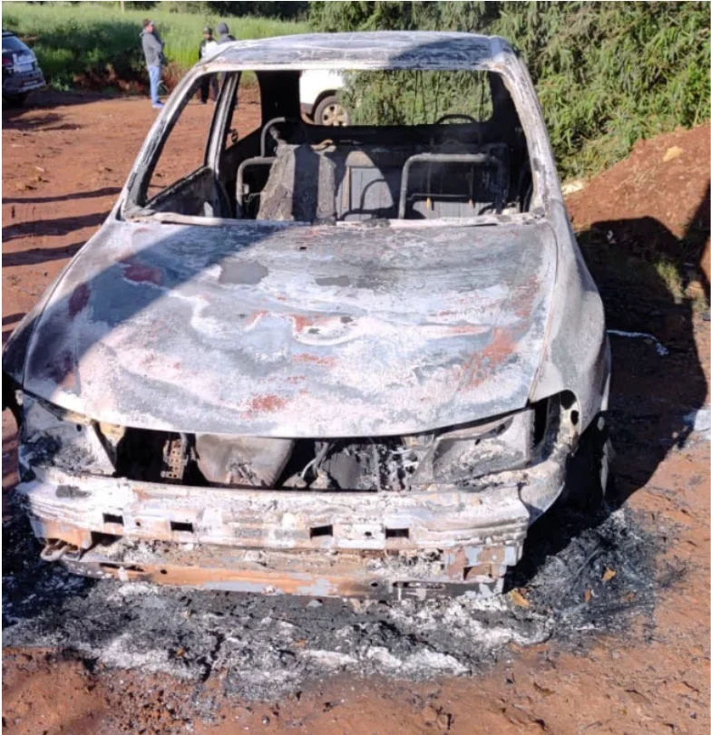 Corpo carbonizado é encontrado em veículo, em Coronel Bicaco