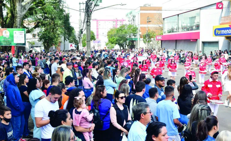 Para o bem das crianças, ordem do desfile deveria ser invertida